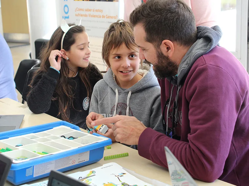 Talleres de robótica y videojuegos para jóvenes