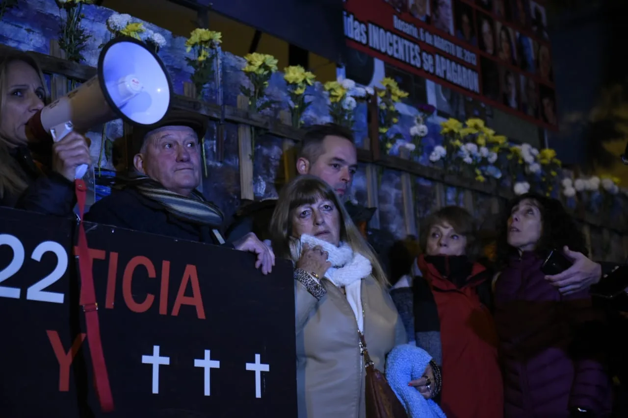 Salta 2141: tras la sentencia el repudio creció en el memorial de la tragedia