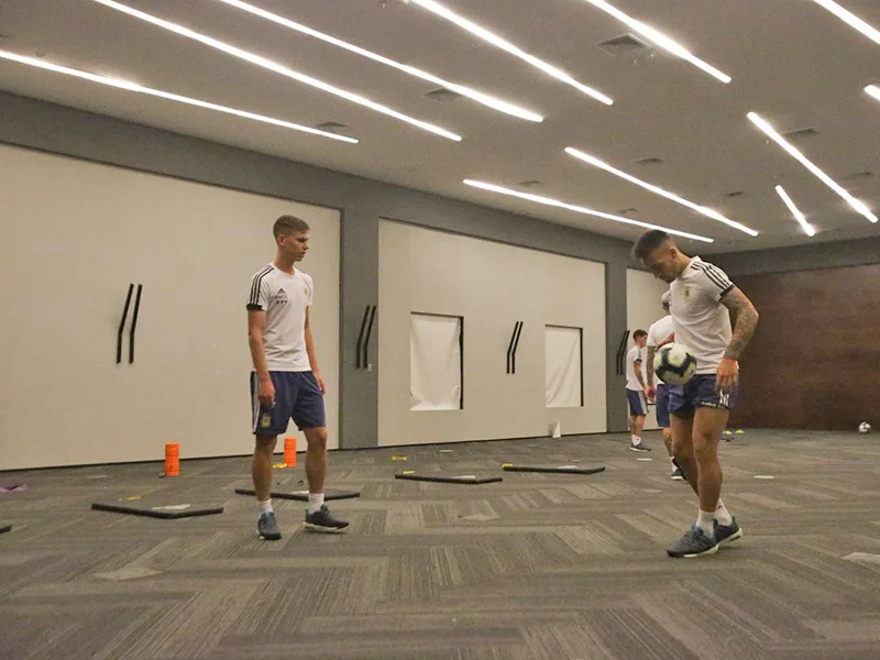 Argentina entrenó bajo techo pensando en el duelo ante Chile