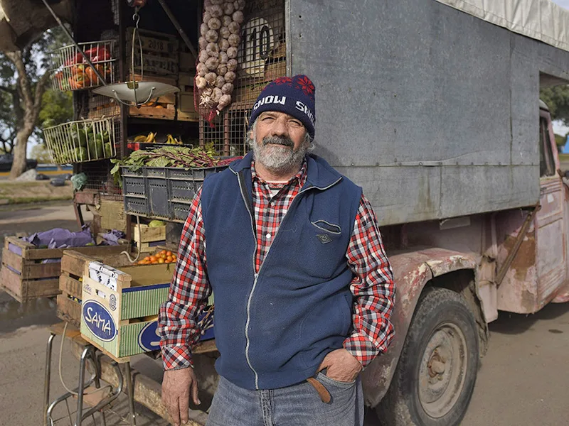 El rosarino que hace 40 años vende frutas y verduras en una Estanciera modelo 60