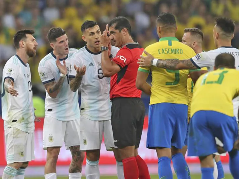 Para el juez de Argentina-Brasil hubo falta de Agüero y Otamendi fue a chocar