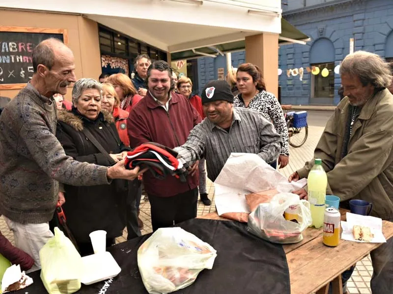 Le festejaron el cumpleaños a Ramón, el cuidacoches más famoso