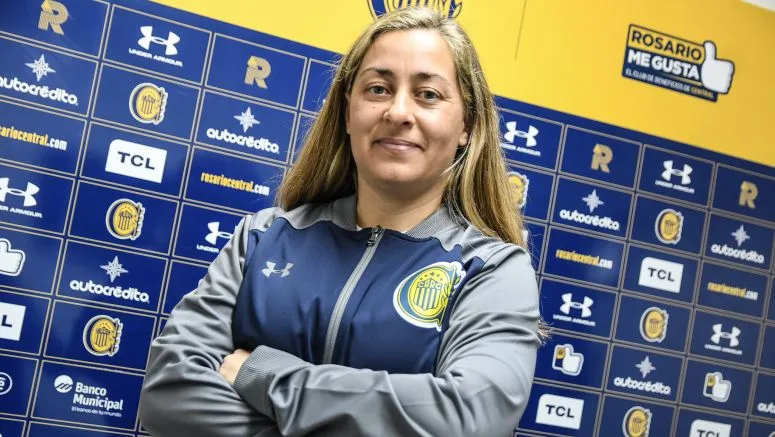Rosario Central presentó a Roxana Vallejos, la nueva DT del fútbol femenino