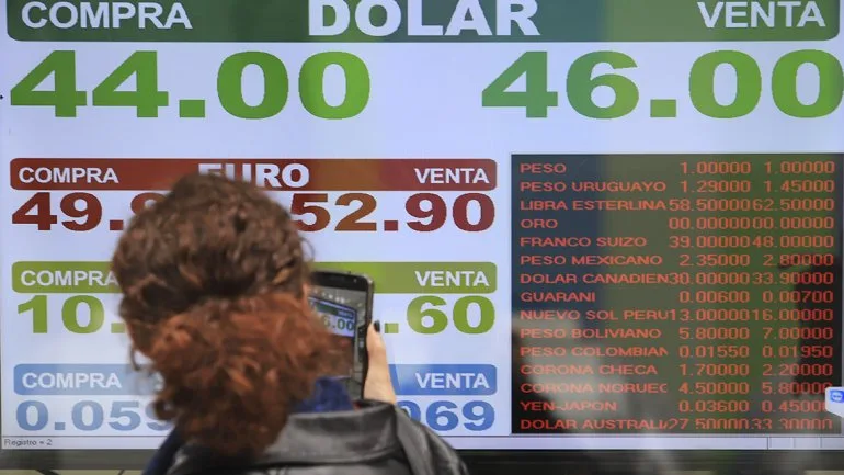 El dólar continuó con la tendencia alcista y quedó muy cerca de los 46 pesos
