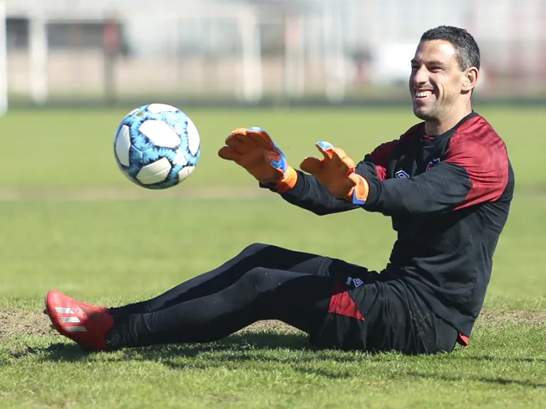 Maxi Rodríguez mostró sus habilidades abajo de los tres palos