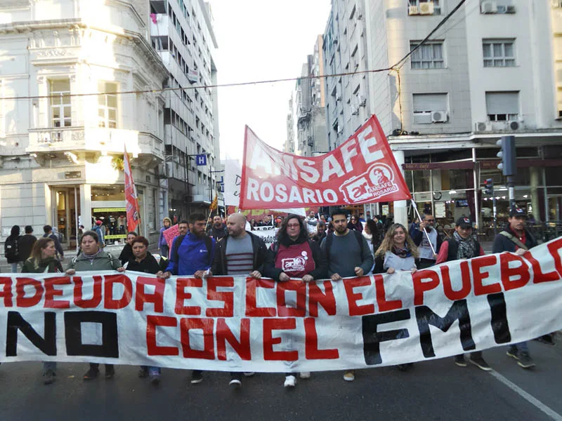 La izquierda salió a la calle y la economía social se juntó a pensar