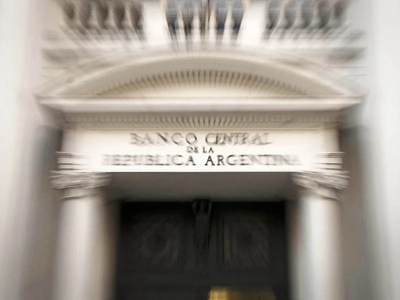 El gobierno prepara una estrategia más "agresiva" para contener al dólar
