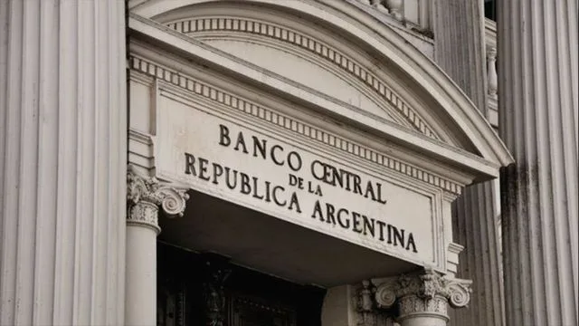 Frente a la suba del dólar, bancos ya pagan 60% por plazo fijo