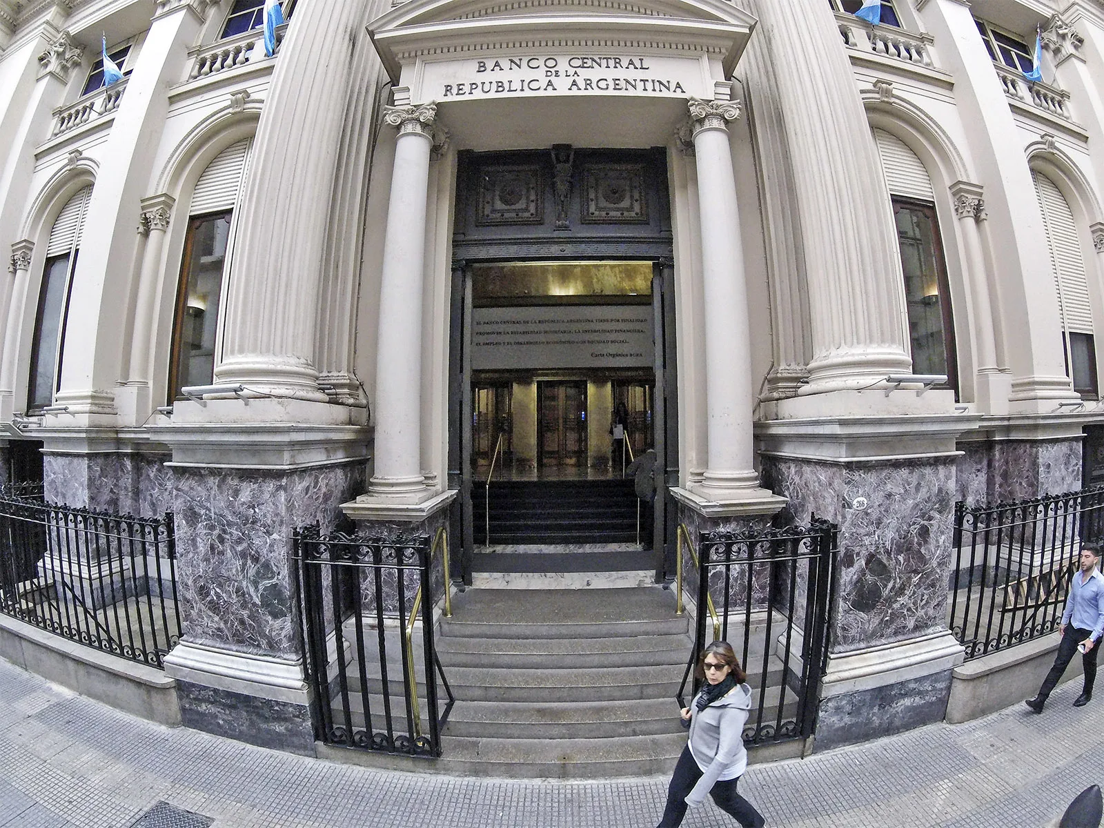 El Banco Central limita crédito en pesos a exportadoras para que suelten dólares
