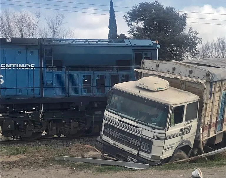 Tren del Belgrano Cargas arrolló en Timbúes a un camión que salía del puerto