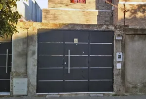 Le balearon la casa y dejaron una nota exigiendo el pago de un millón de pesos