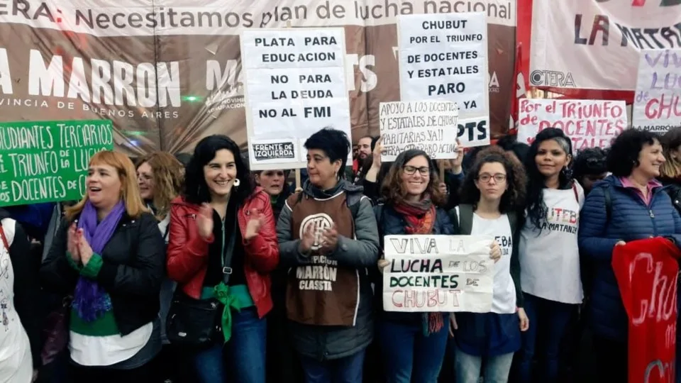 La provincia de Chubut liquidará dólares para pagar los salarios