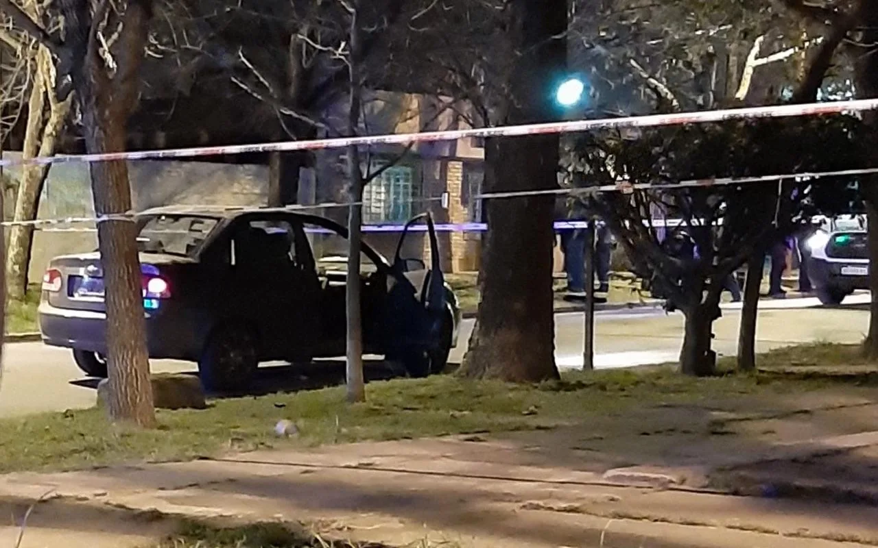 Se les acercó al auto y los acribilló: un joven muerto y una chica grave