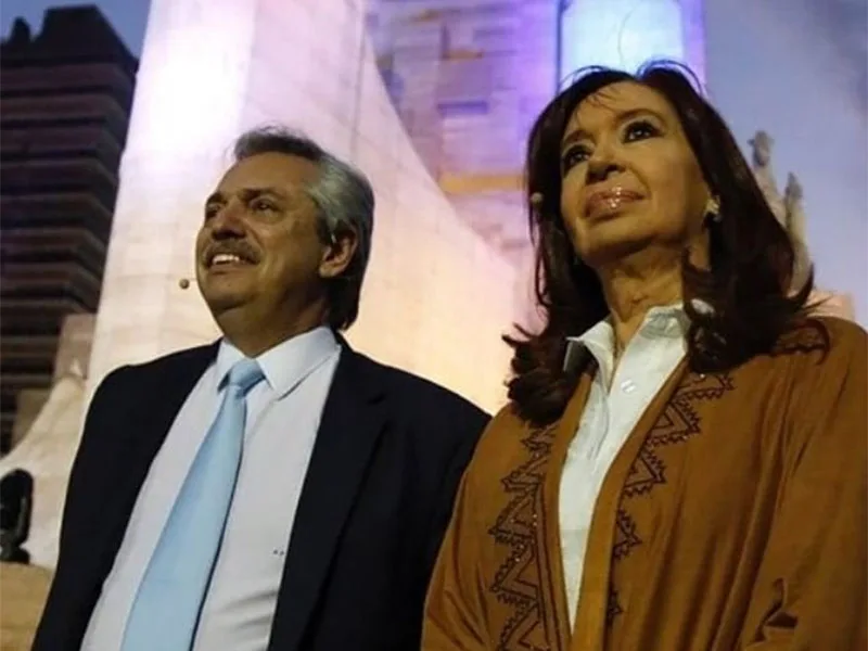 CFK viaja a Buenos Aires y se espera su encuentro con Alberto Fernández