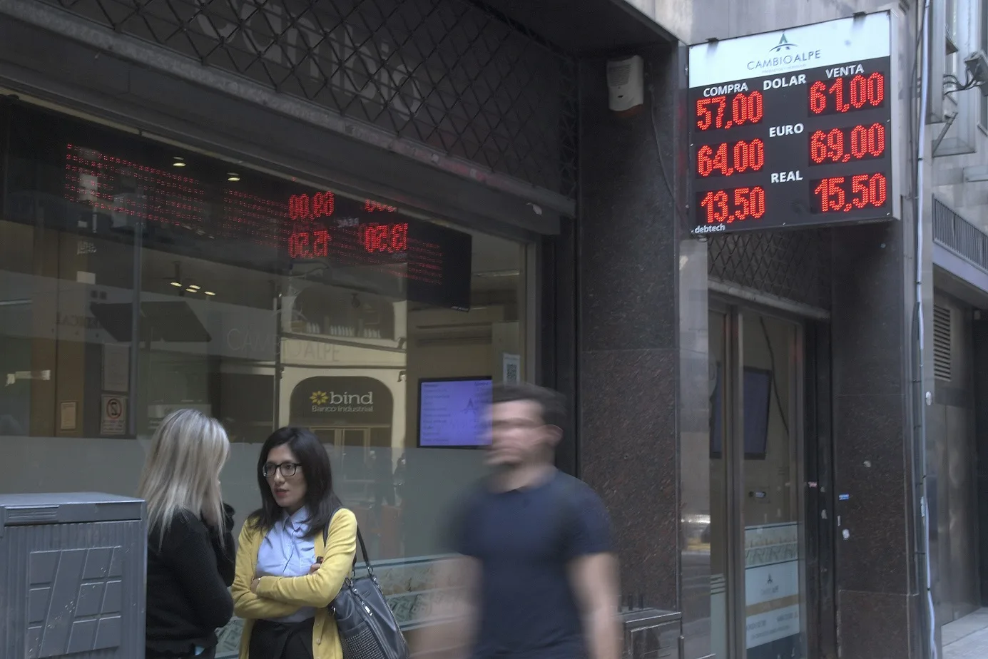Pese al esfuerzo del BCRA, el dólar subió otro 2,6% y cerró en 60,16 pesos