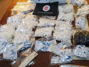En cuatro allanamientos por balaceras secuestraron 1300 dosis de cocaína y armas