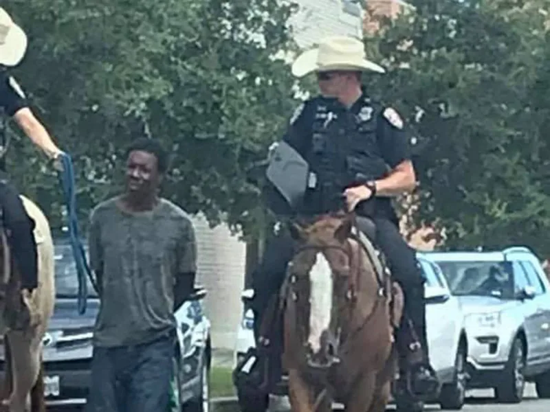 Imagen de un hombre negro detenido por policías a caballo genera indignación