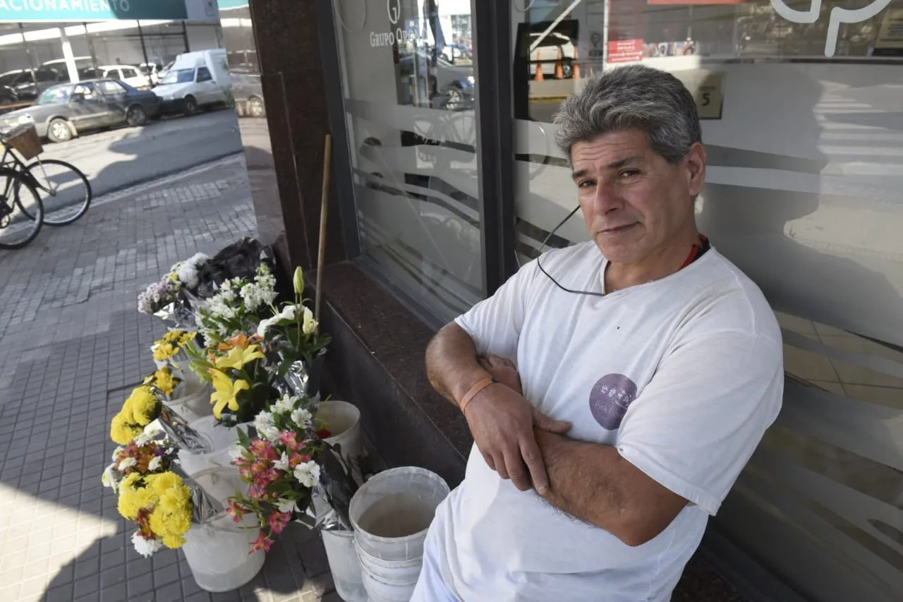 La historia del florista que hace 20 años está en la esquina de Alvear y Córdoba