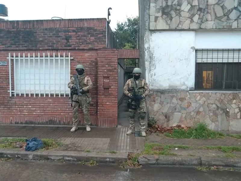 Megaoperativo por un crimen: incautan armas y drogas a la banda de la Gringa