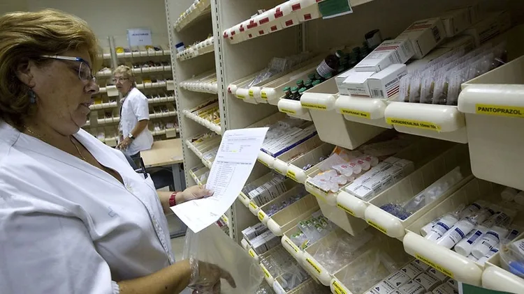 Farmacias denuncian que los laboratorios aprovecharon la corrida para aumentar