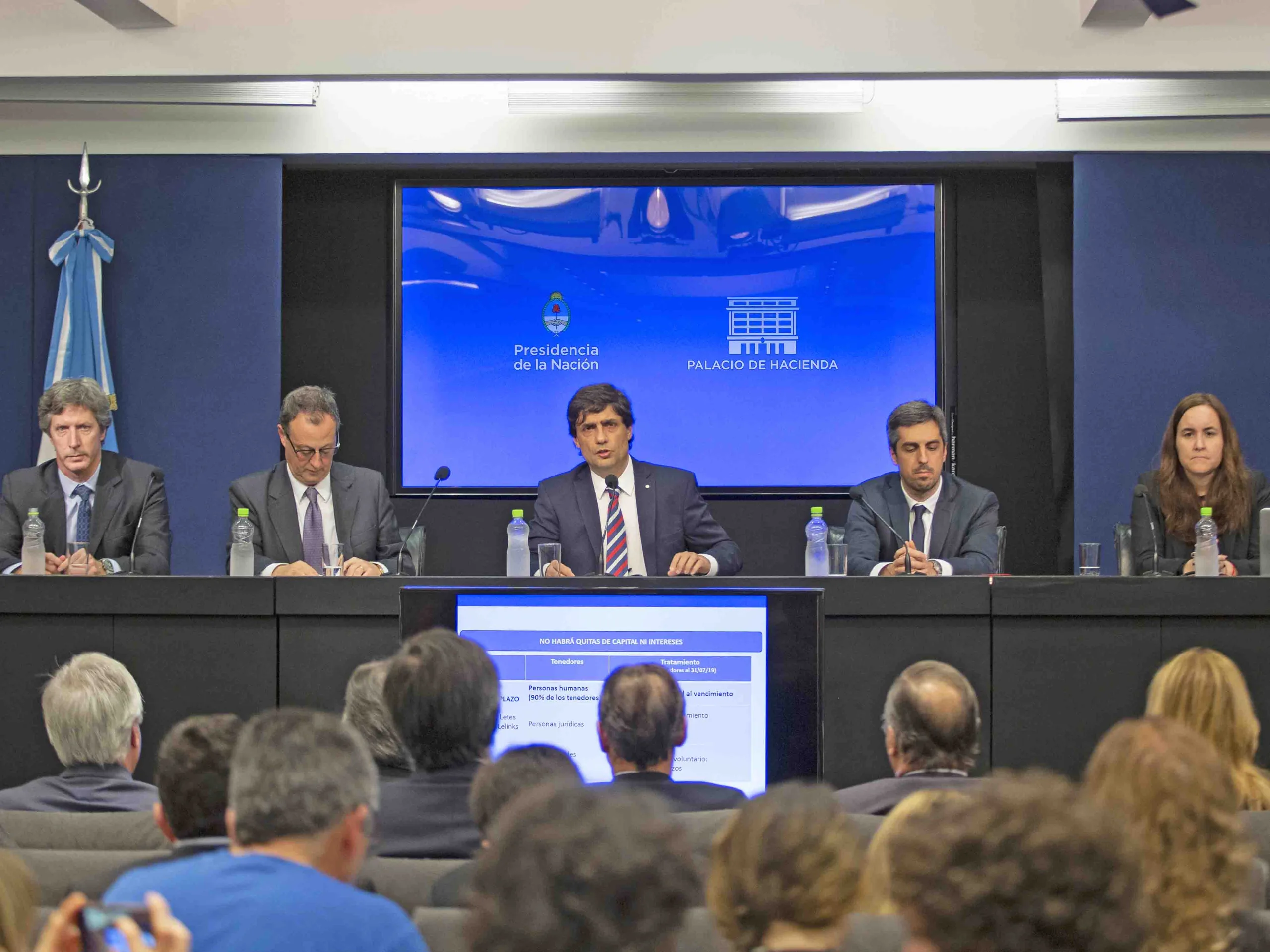 El gobierno reestructura la deuda para tranquilizar a los mercados