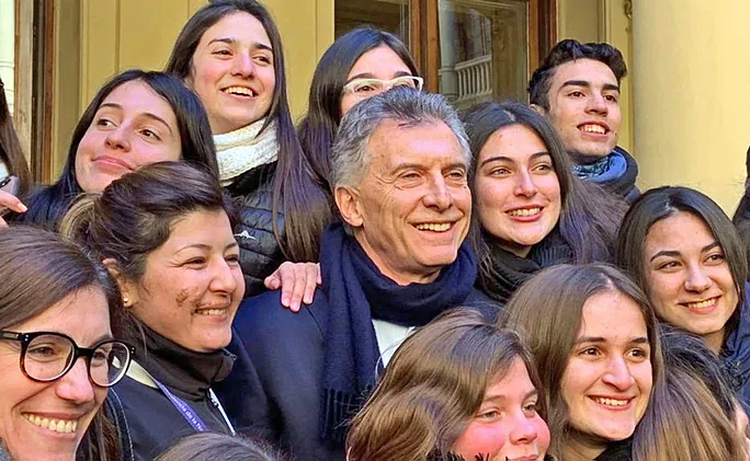 Macri se acerca a las chicas: "Necesitamos juntar más porque no nos fue bien"