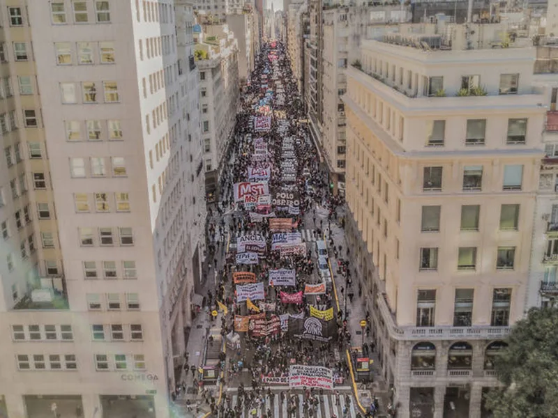 Movimientos sociales marcharon en todo el país en defensa del salario