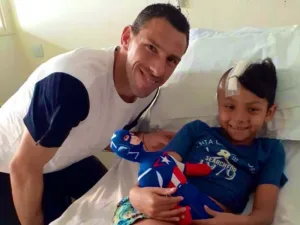 Maxi Rodríguez visitó y llenó de emoción a Benjamín Biñale