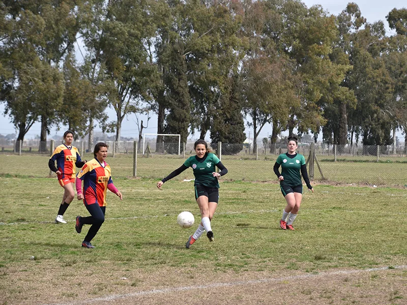 Social Lux vapuleó a Defensores Unidos en el clásico y es líder junto a Central