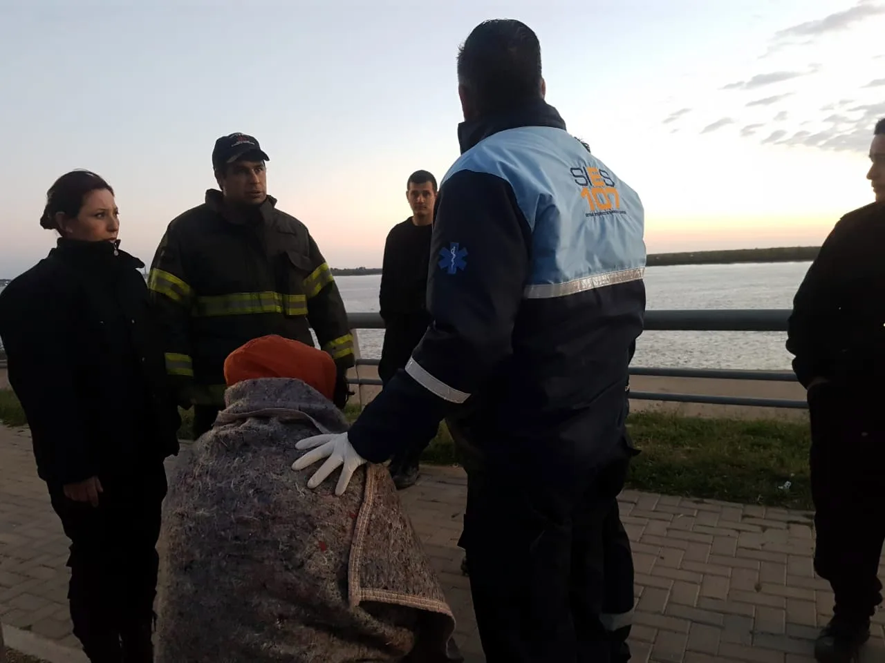 Su ex pareja la arrojó a la barranca del Paraná y la rescataron 11 horas después