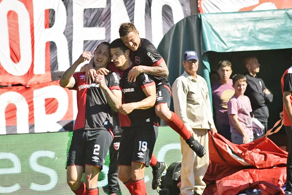Newell's le pinchó el Globo a Huracán: con el último de penal, lo venció 4 a 1