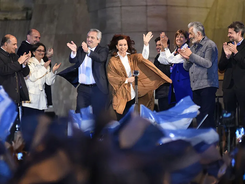 Les Fernández convocaron una multitud en el Monumento a la Bandera
