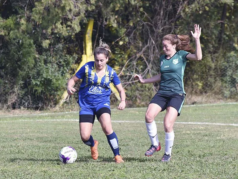 El fútbol femenino se juega con cambio de día
