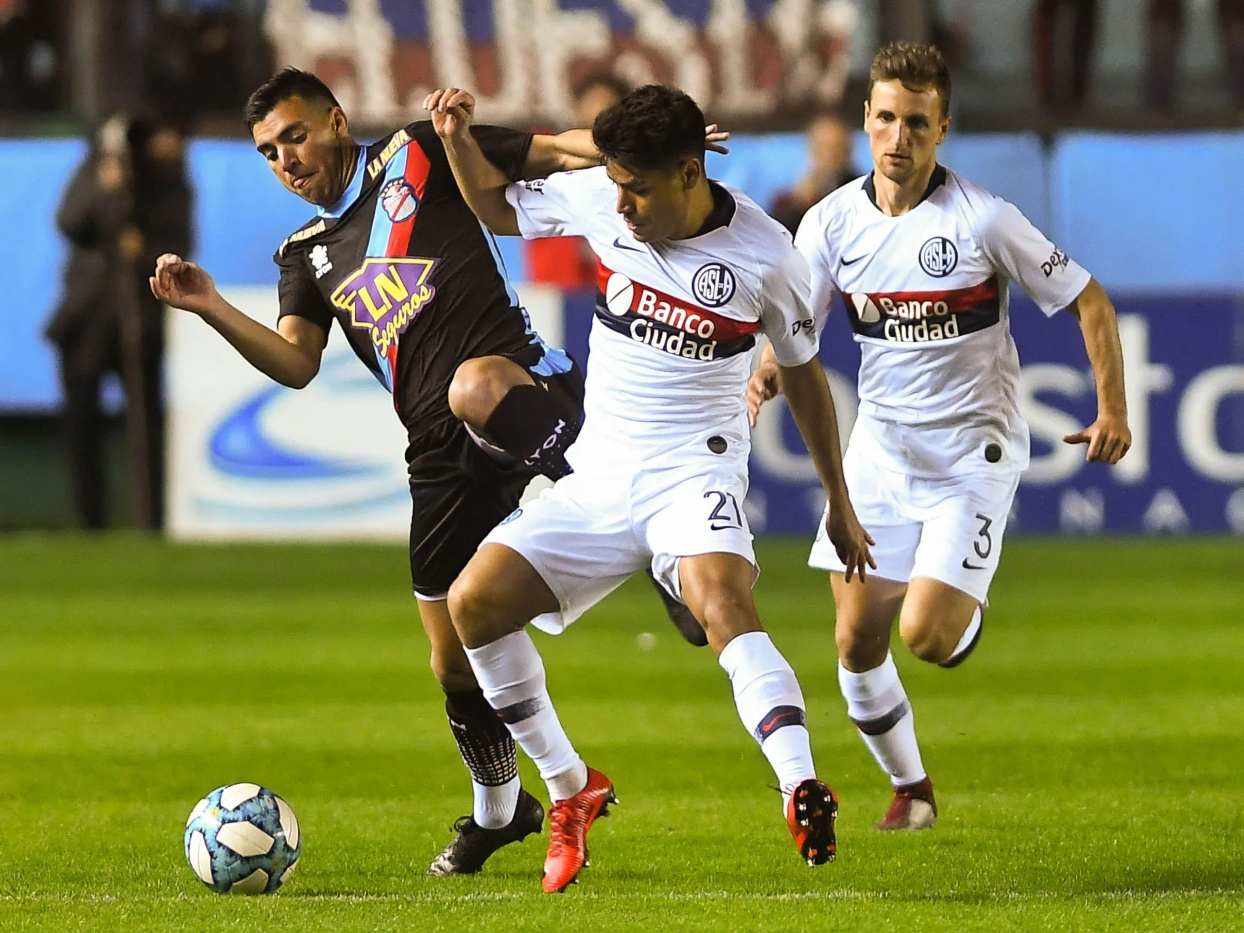 San Lorenzo venció a Arsenal en Sarandí y lo despojó del liderazgo