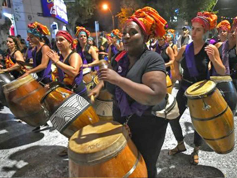 Las mujeres que rompen esquemas al ritmo de los tambores en Uruguay