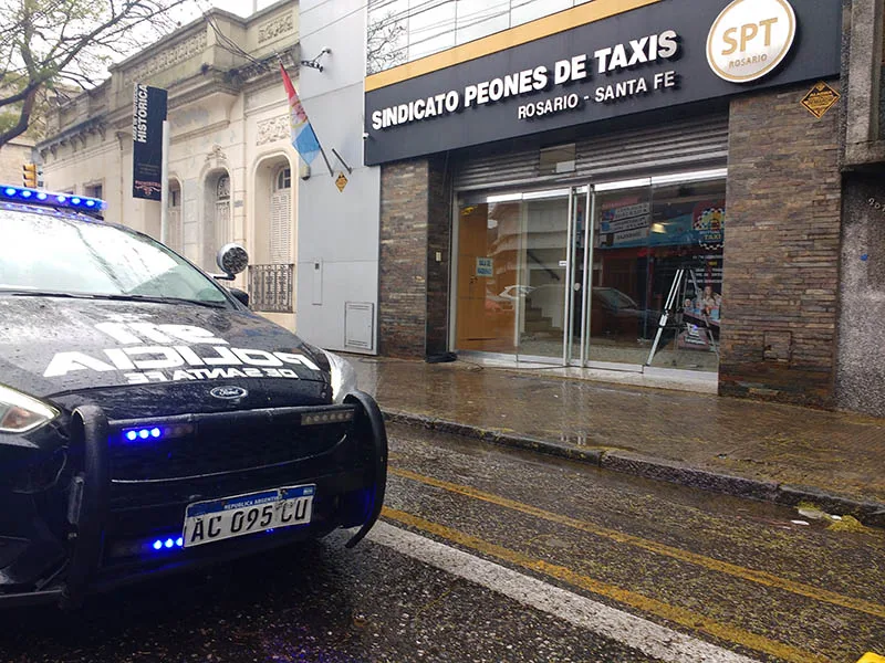 Taxistas se manifestaron frente al Sindicato de Peones y pidieron la salida Boix