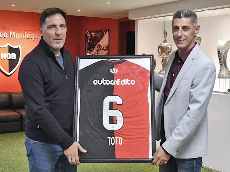 Eduardo Berizzo estuvo presente en el Coloso y recibió una merecida distinción