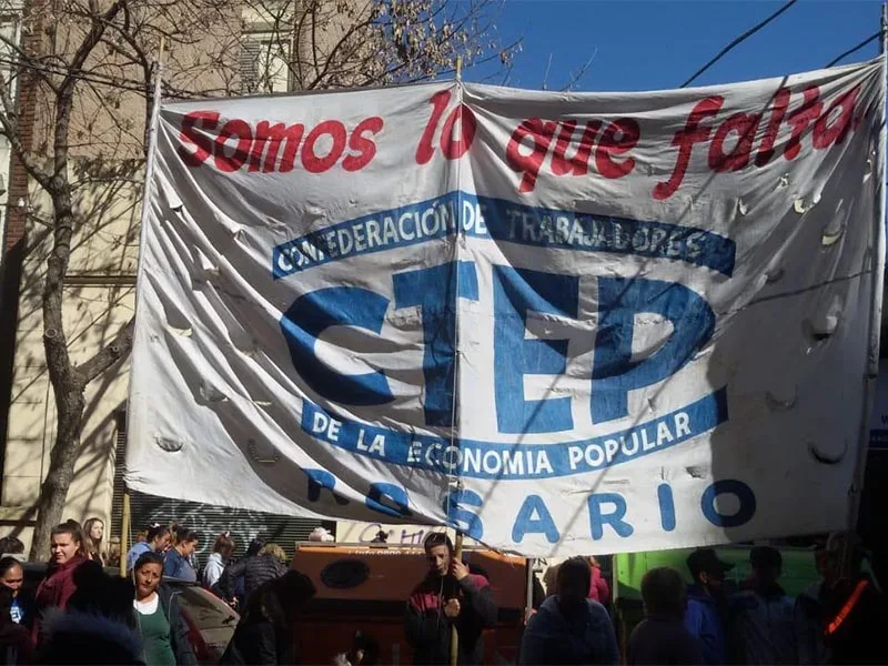 Protestas por la baja de 1200 salarios sociales complementarios en Santa Fe