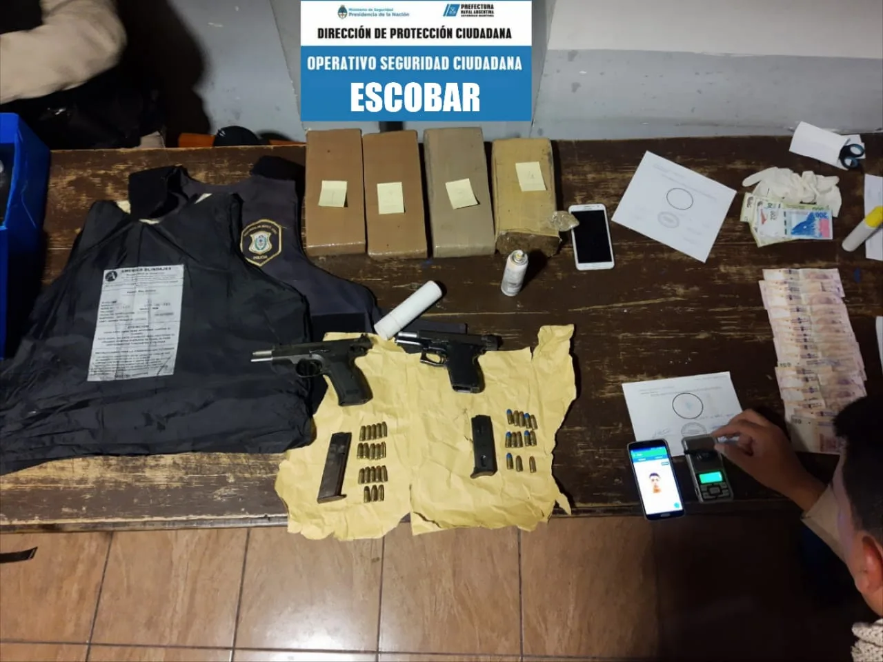 Demasiada carga como para escaparse corriendo de la Policía
