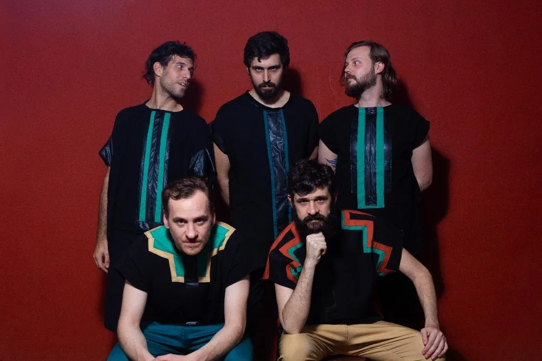 La banda Los Cuentos de la Buena Pipa navega “El Río Curvas”