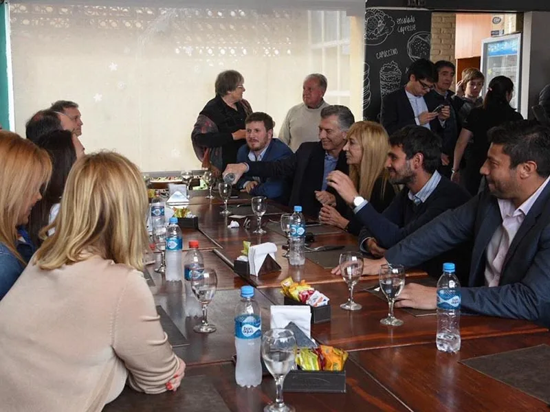 Macri sorprendió en un bar de Fisherton antes de cerrar su paso por Santa Fe