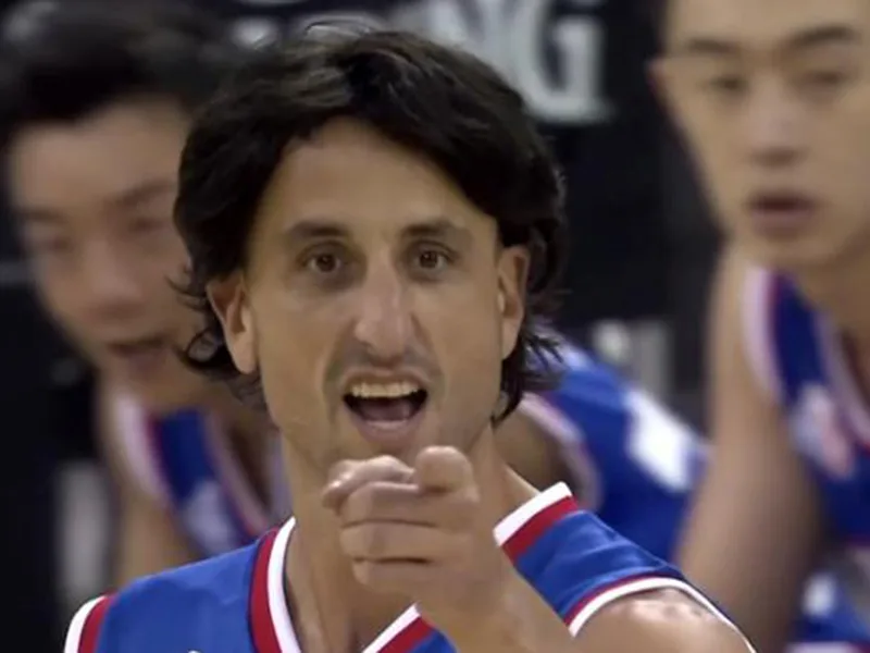 Manu Ginóbili volvió a las canchas en China y lo hizo de una manera particular