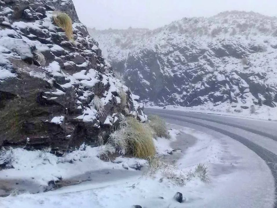 Intensa nevada cubrió Merlo, San Luis, y tuvieron que cerrar algunos caminos