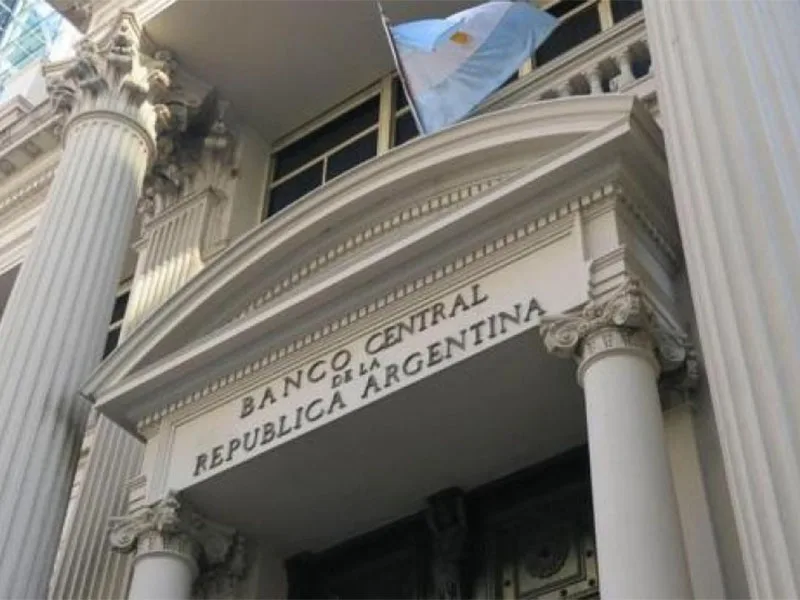 Los argentinos sacaron 10.000 millones de dólares de los bancos en un mes