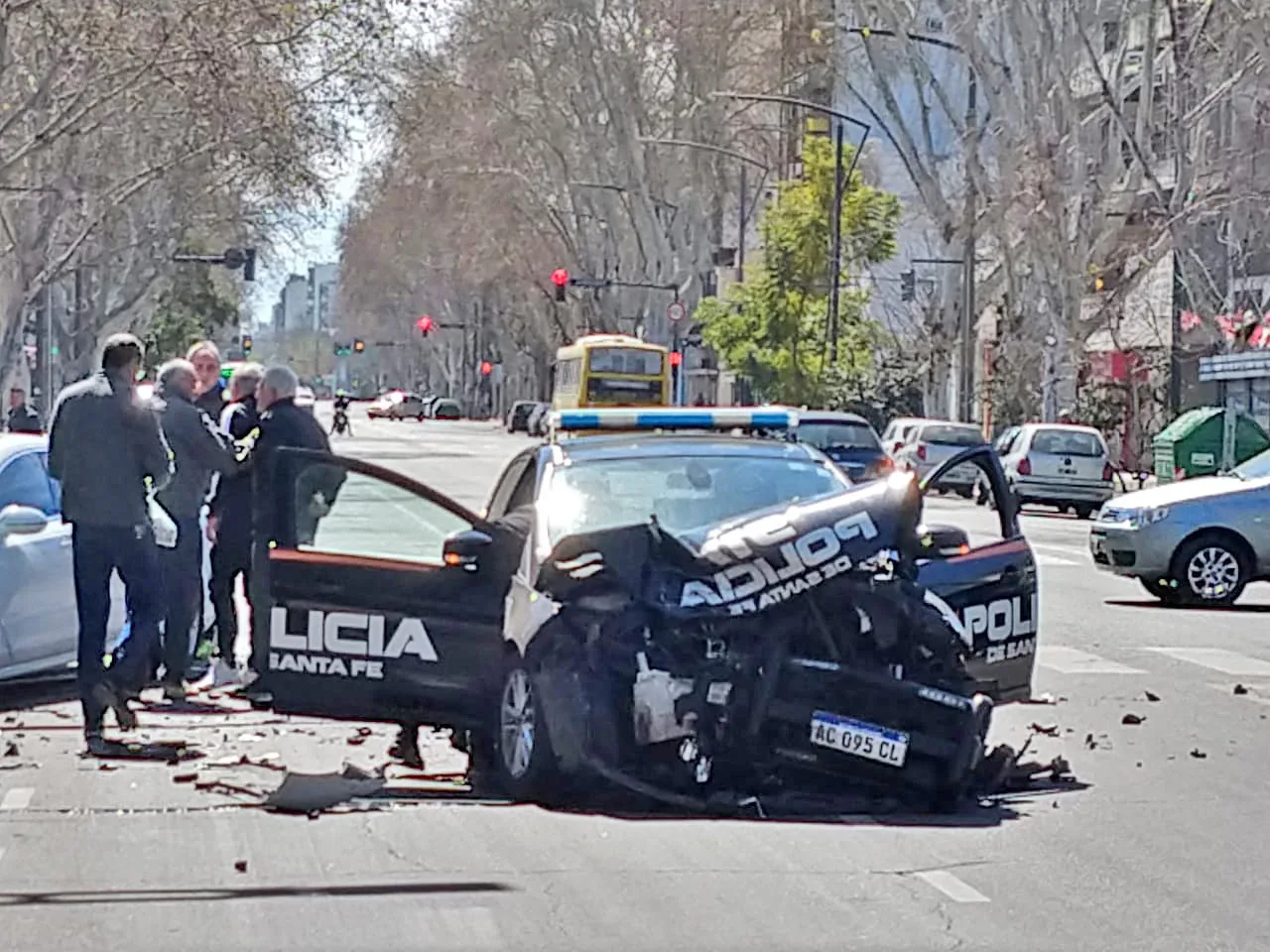 Otro móvil de la Policía protagonizó un siniestro vial este domingo, y van...
