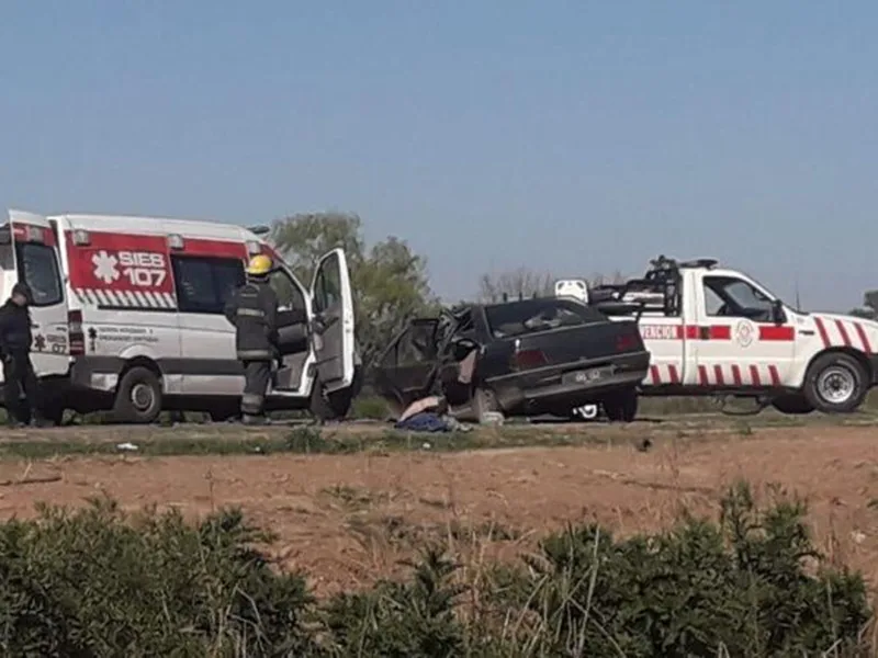 Impacto frontal de un camión contra un auto cerca de VGG dejó un muerto
