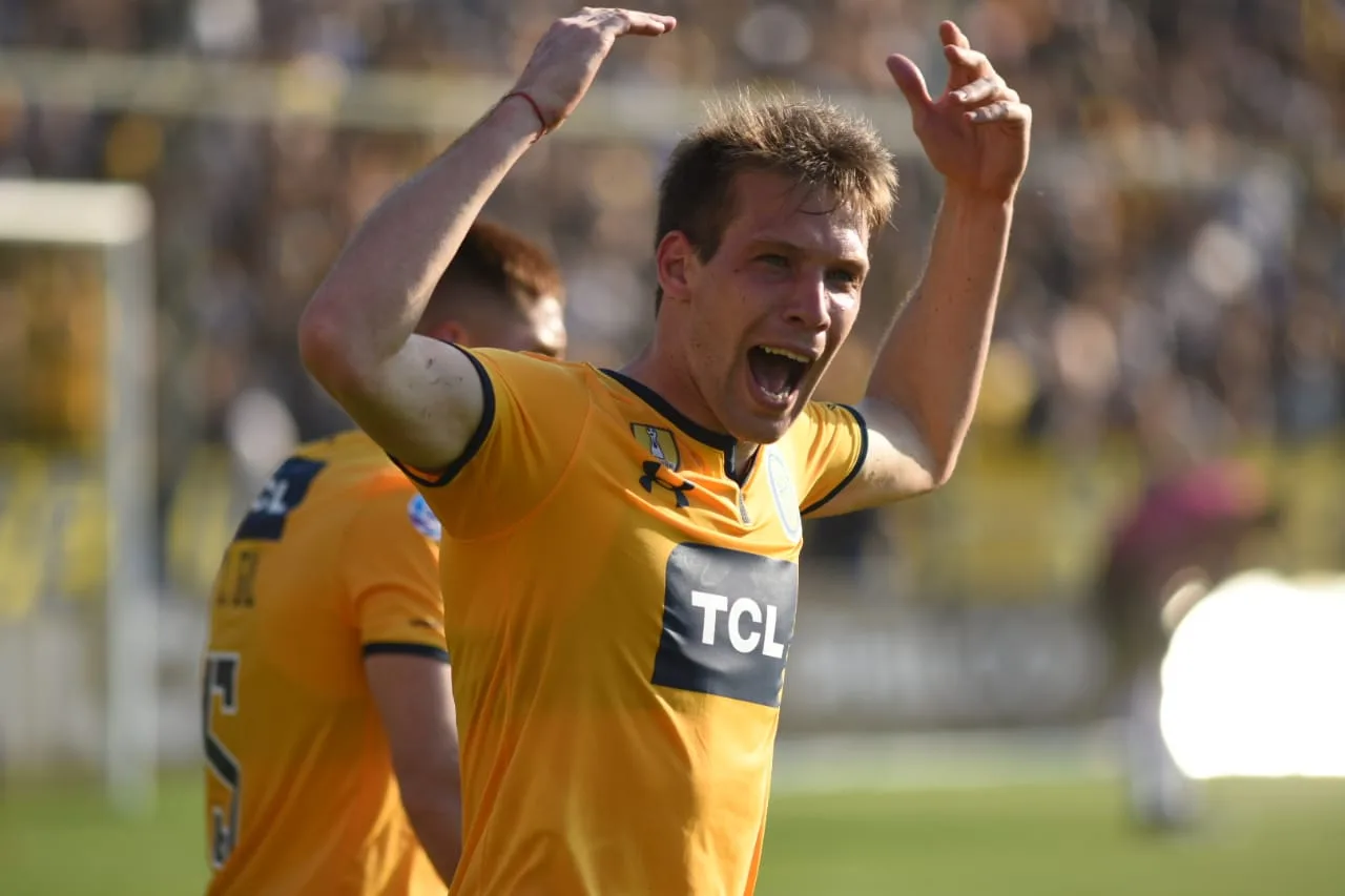 Riaño, por el gol y la actitud, la figura de Central en el Clásico