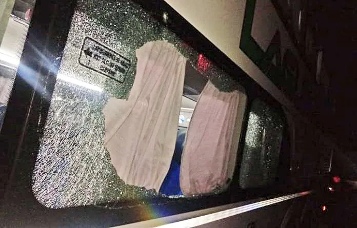 Balearon en la ruta 11 un micro de larga distancia que transportaba policías