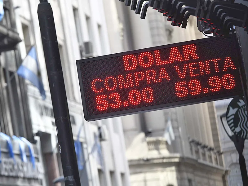 Debut del cepo: el mercado operó a medias y el dólar bajó
