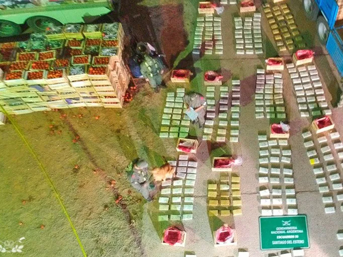 Incautan camión con 408 kilos de cocaína escondidos en cajonesde tomates